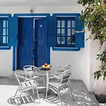 Roula & 3* Perissa (Santorini)