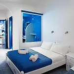 Roula & 3* Perissa (Santorini)