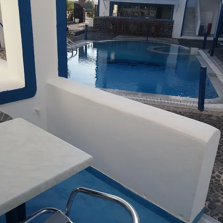 Roula & 3* Perissa (Santorini)
