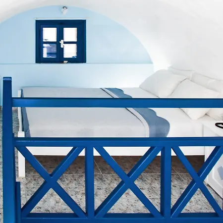 Roula & 3* Perissa (Santorini)