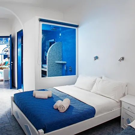 Roula & 2* Perissa (Santorini)