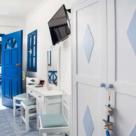 Roula & 2* Perissa (Santorini)