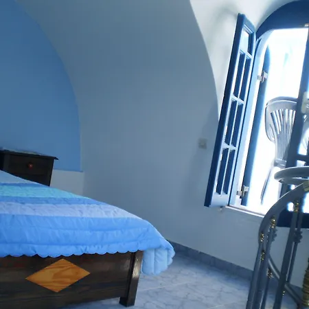 Roula & Oda ve Kahvaltı Perissa (Santorini)