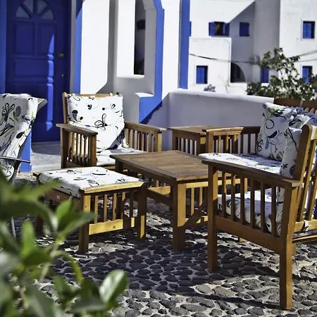 Roula & 3* Perissa (Santorini)