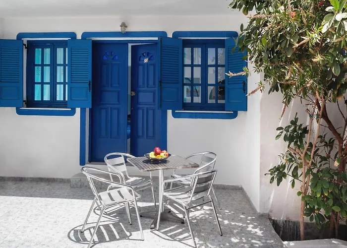 Roula & 3* Perissa (Santorini)