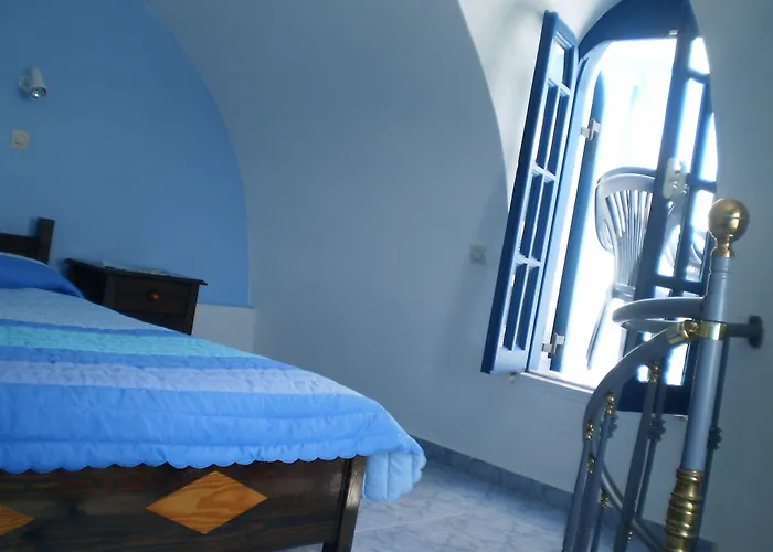 Roula & Oda ve Kahvaltı Perissa (Santorini)