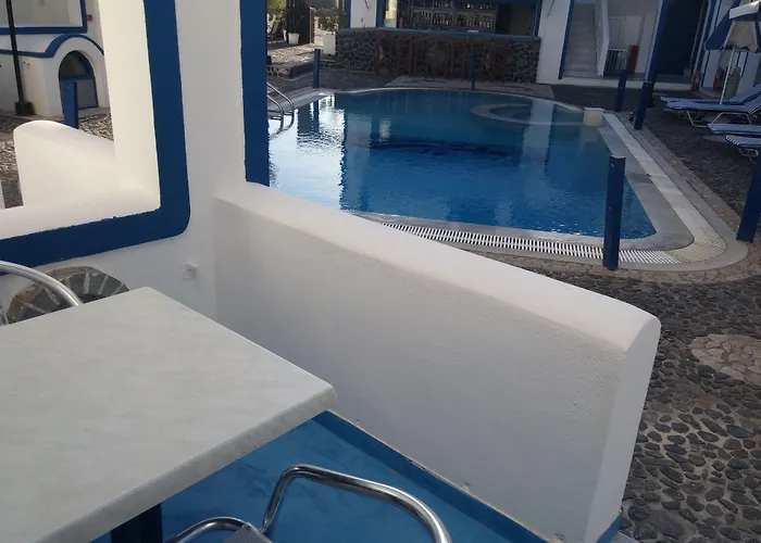 Roula & 3* Perissa (Santorini)