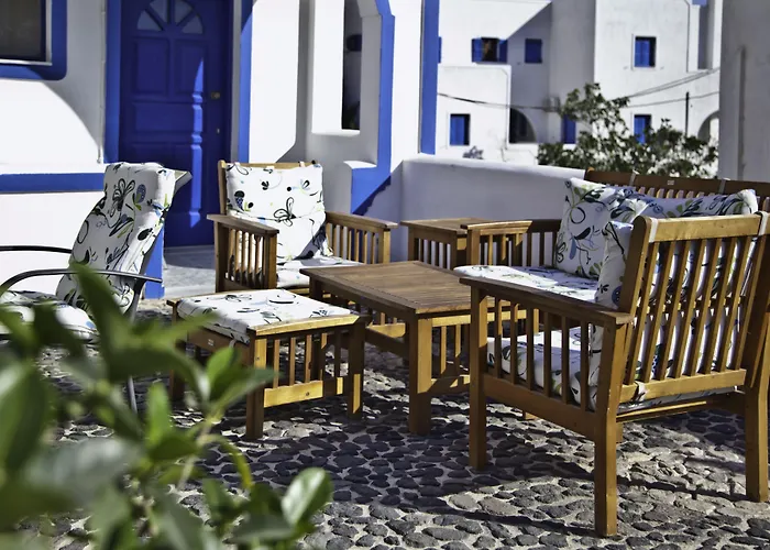 Roula & 3* Perissa (Santorini)