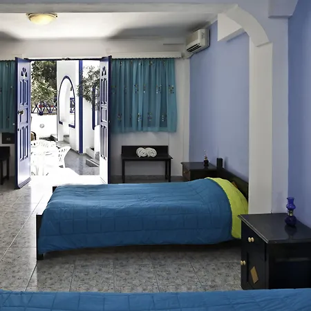 Roula & 3* Perissa (Santorini)