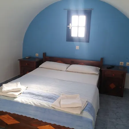 Roula & 3* Perissa (Santorini)