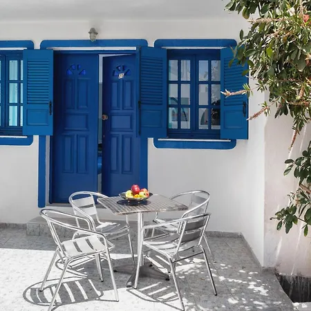 Roula & 3* Perissa (Santorini)