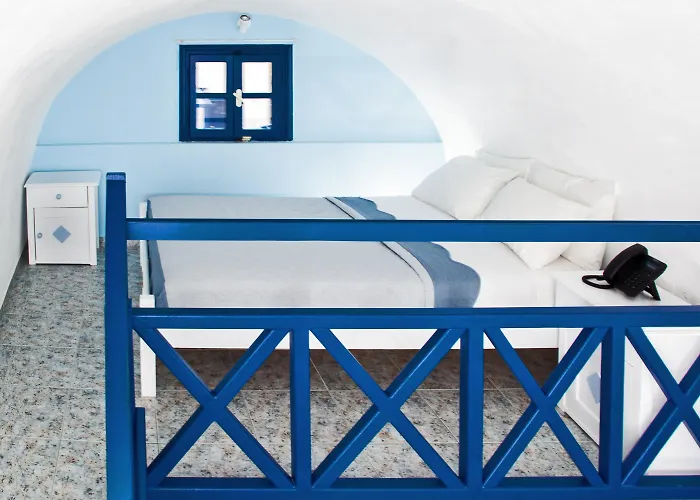 Roula & 3* Perissa (Santorini)