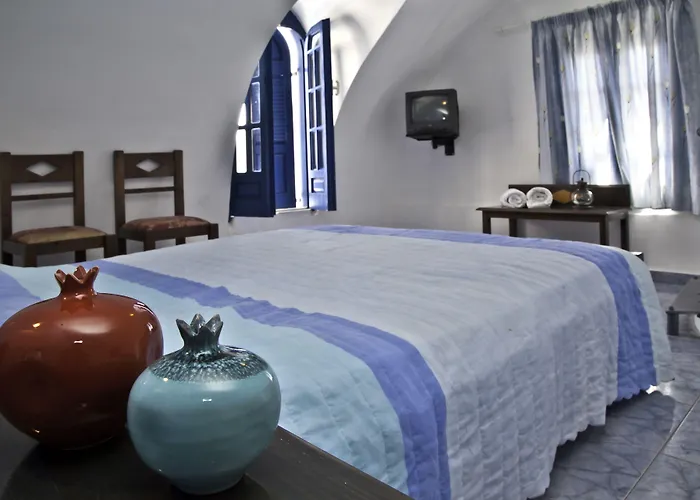 Roula & 3* Perissa (Santorini)