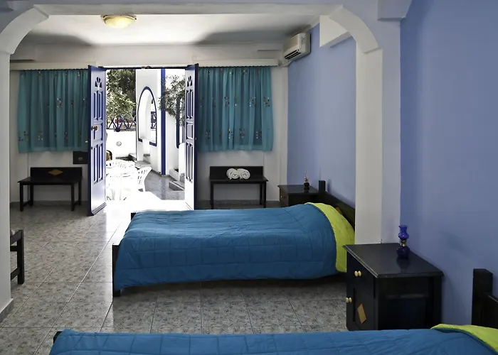 Roula & 3* Perissa (Santorini)